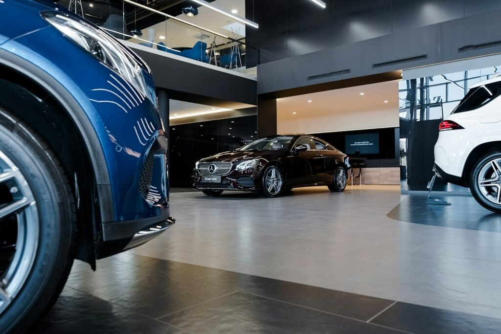 TENOR CARS contacto Barcelona black and blue car in a building